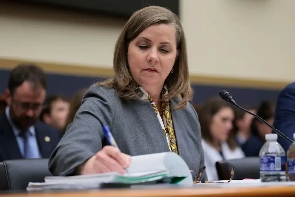 Private dinner during Fed quiet period triggers ethics questions for regulator