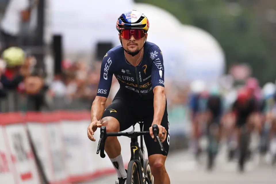 Pidcock nearly quits Tre Valli after police motorbike strikes two teammates