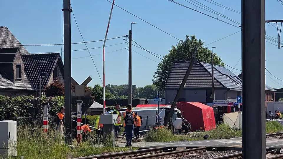 Belgian level crossing tragedy: train strikes school bus, four dead