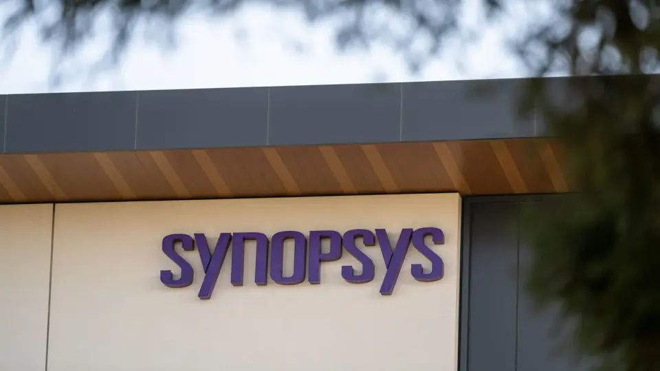 Accenture, Synopsys, and United Therapeutics Lead Midday Market Volatility