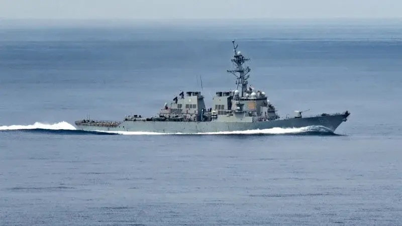 USS Benfold Drifts Powerless in South China Sea Amid Naval Strain