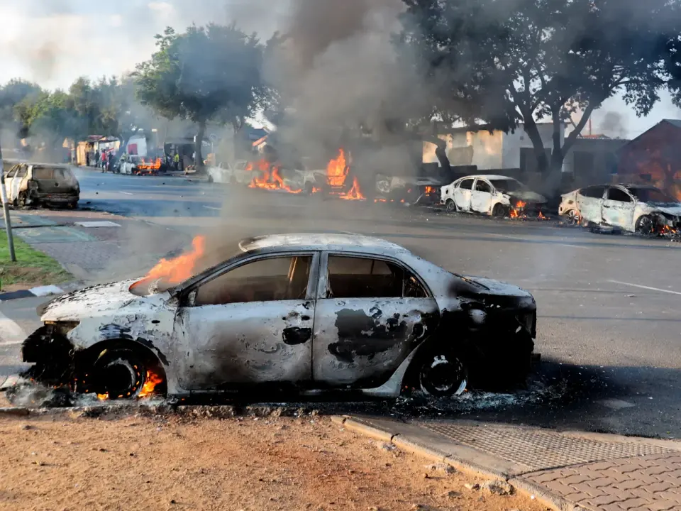 South Africa: Anti-Migrant Riots Erupt After Court Ruling Sparks Asylum Backlog
