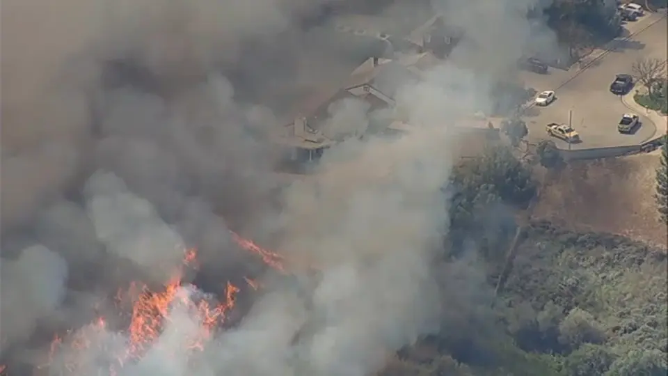 Simi Valley Brings Evacuation Warnings as Sandy Fire Expands Across Hundreds of Acres