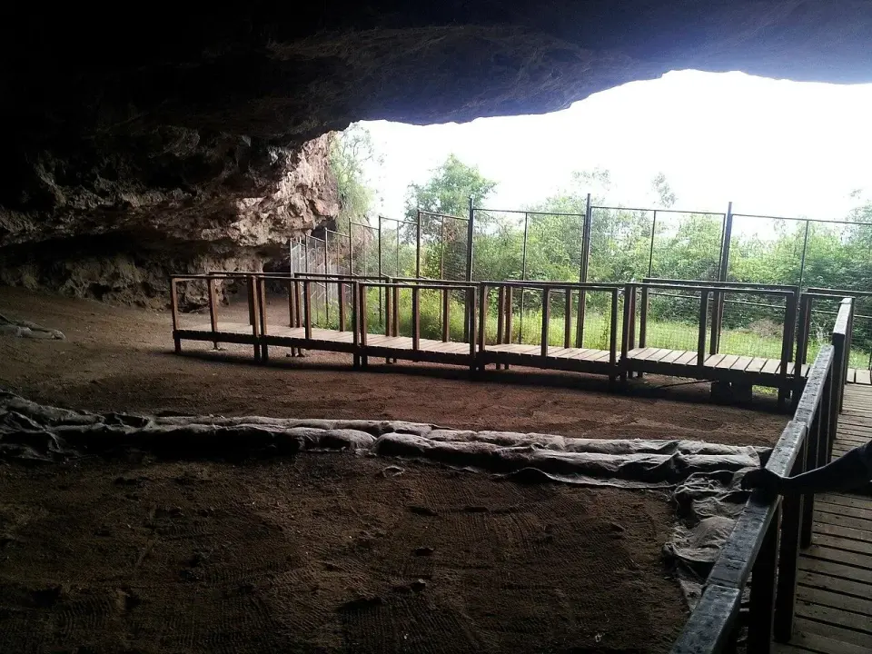 Border Cave reveals 150,000-year tradition of organized grass bedding