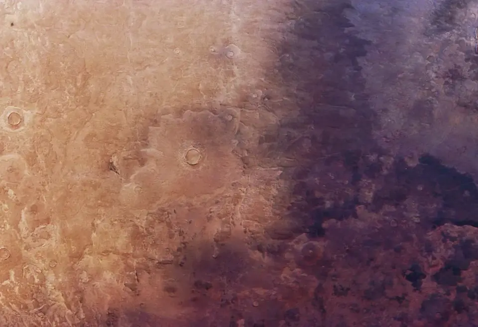 Mars Express spots rapid dark wave creeping across the Martian surface