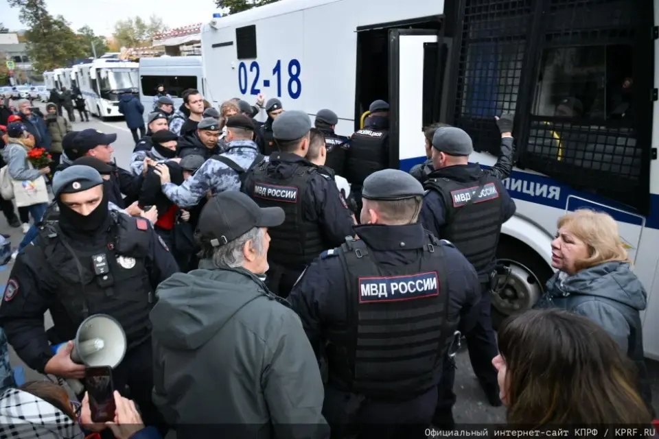 Moscow Police Detain Dozens at Kremlin-Aligned Communist Rally