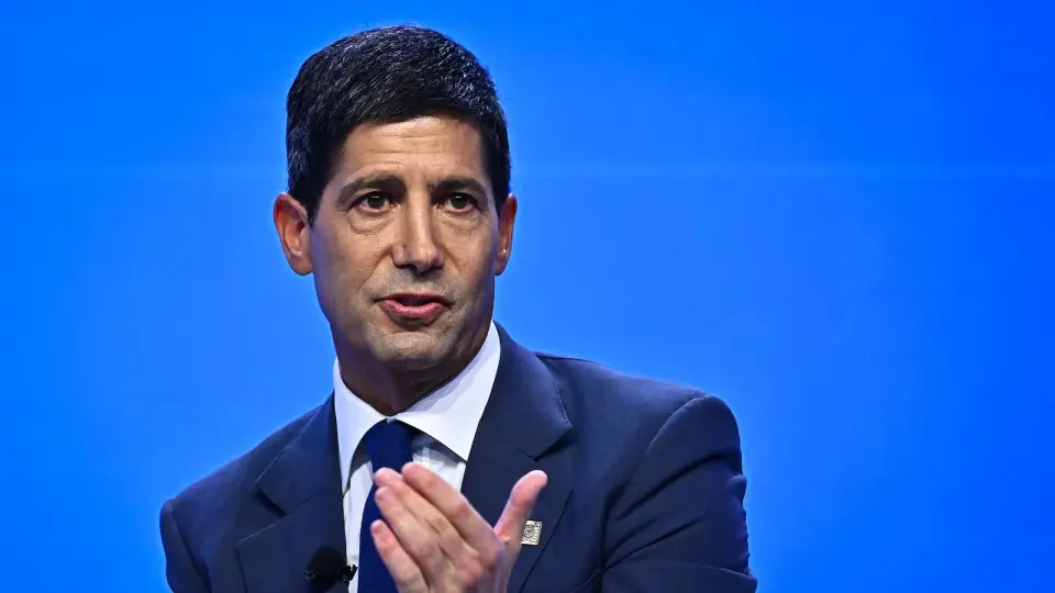 Warsh Warns of AI Economic Shock as Inflation Hits 4-Month High