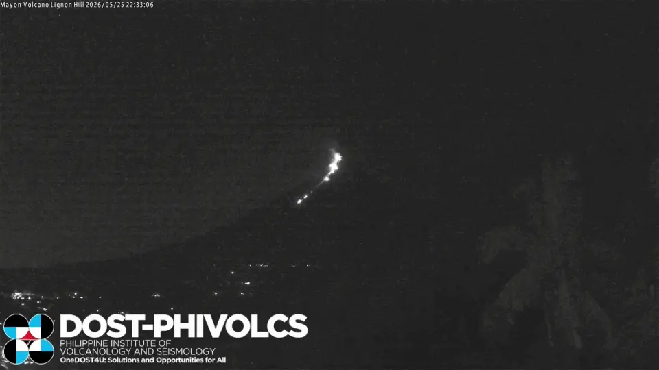 Emerald Fireball Sparks Over Mayon Volcano Amid Philippine Eruption