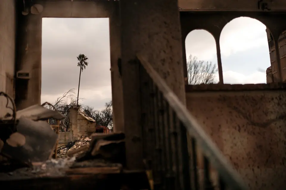Newsom’s wildfire-liability plan sparks insurer-utility clash
