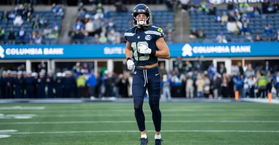 Seahawks’ Bobo leaves practice after scary right-leg injury against Titans