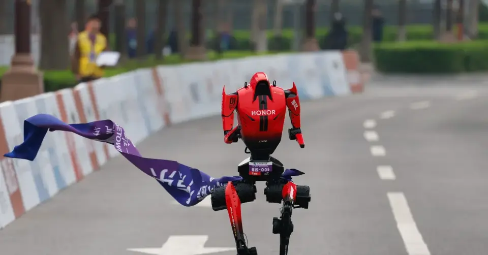 Honor's Humanoid Breaks Half-Marathon World Record in Beijing