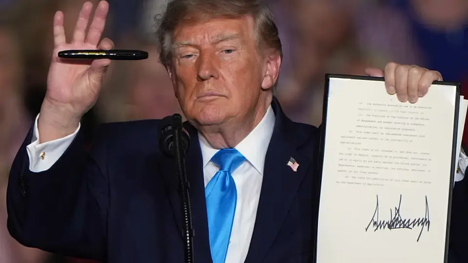 Trump Defers Diesel Tax to Ease Record Fuel Costs Before Midterms