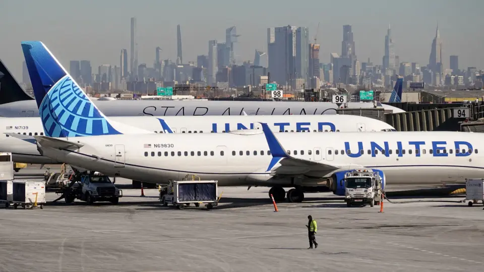 United flight clips light pole during Newark approach; passengers unharmed, investigation begins
