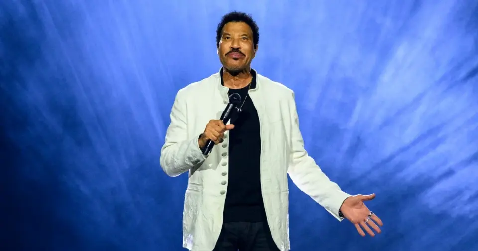 Lionel Richie halts tour kickoff after dizzy spell on stage
