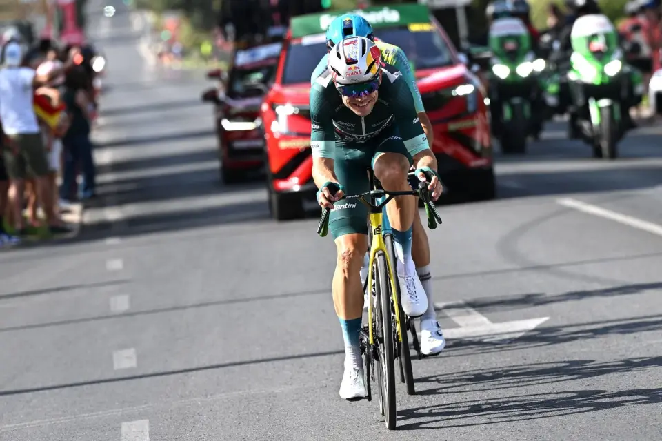 Van Aert wins second straight Vuelta stage in Córdoba, eyes final Granada finish