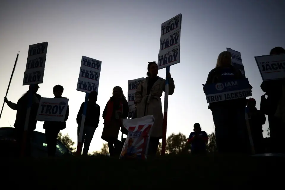 Polls Show Trump Approval at Historic Low, Cementing Democratic Midterm Advantage