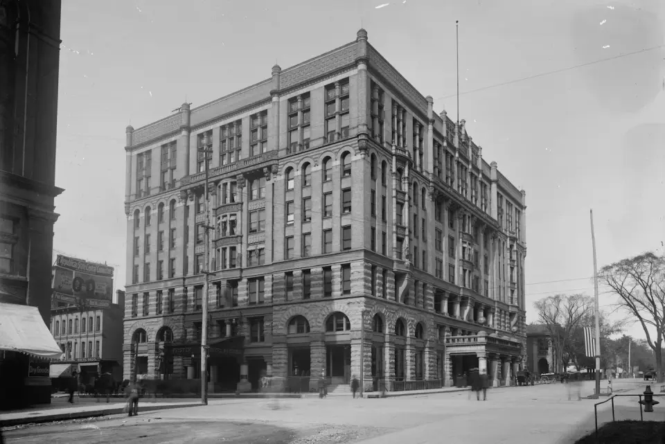 World Series Teams Face Haunted Hotels in Milwaukee and Tampa