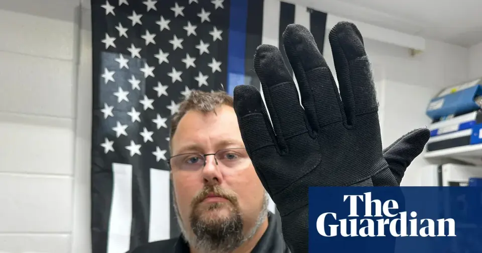 Omaha schools curb police use of electric-shock gloves; Bellevue keeps them