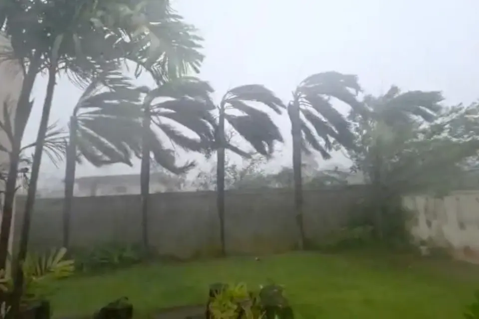 Sinlaku pummels remote Pacific islands as residents brace for impact