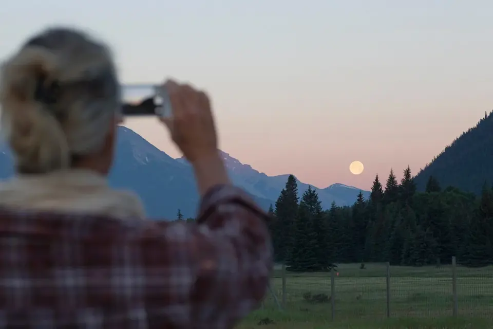 Smartphone Tips for Capturing the Hunter's Moon's Orange Glow