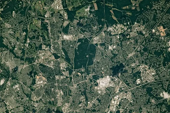 Green Corridors Along the Capital Beltway: A NASA Earth Observatory View