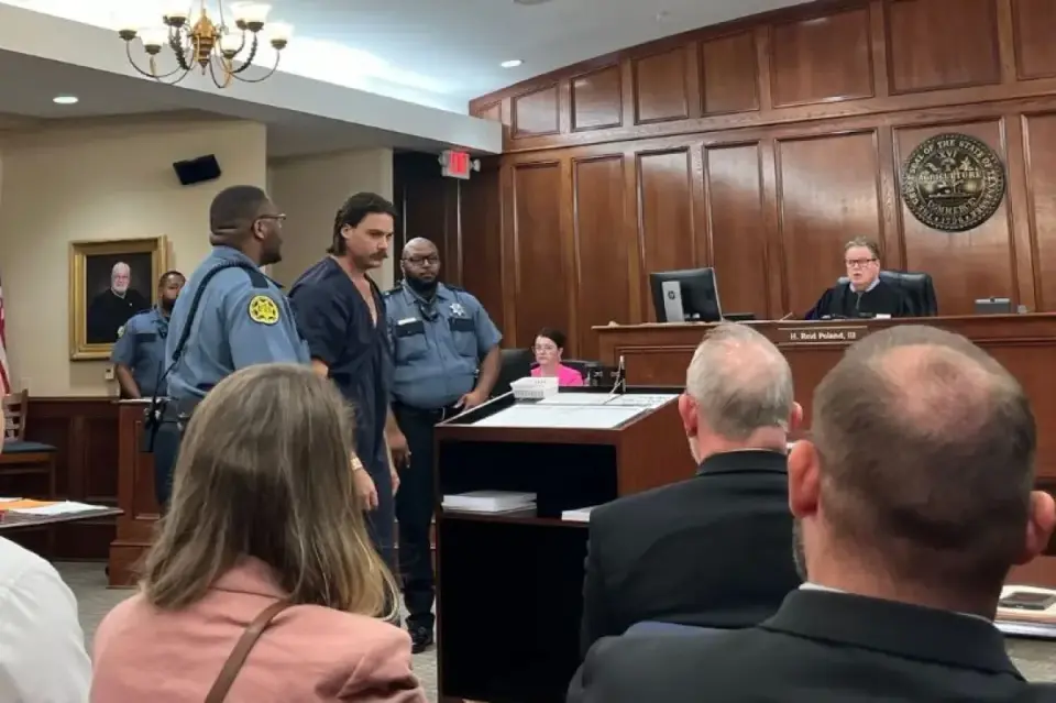 Reached for Gun Before Courthouse Shooting, Warrant Says