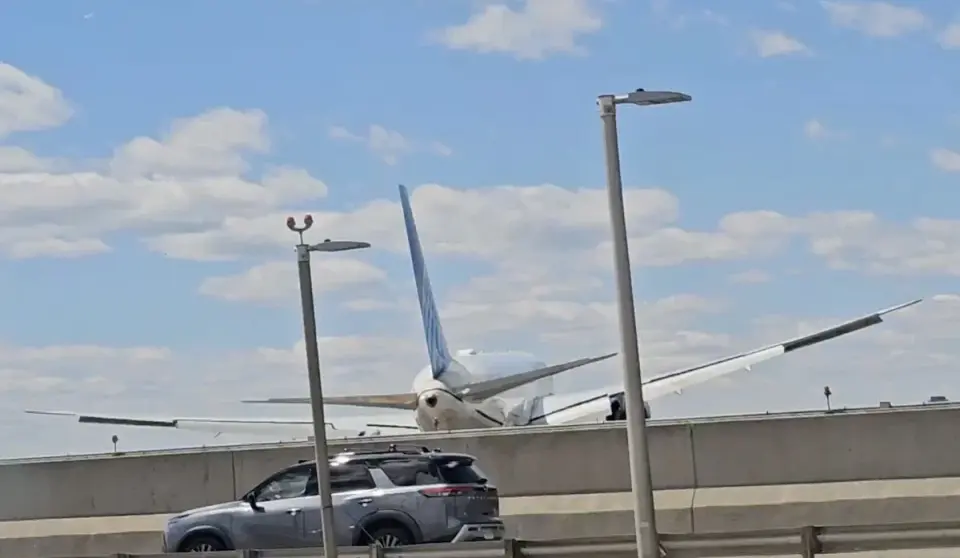 First Officer's Warnings Ignored as United 767 Struck Pole on Newark Approach