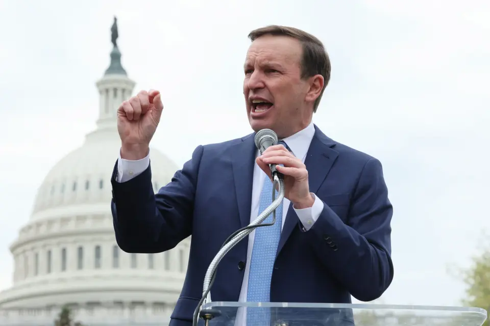 Murphy’s sarcastic post on Iranian ships bypassing Hormuz blockade stirs critique