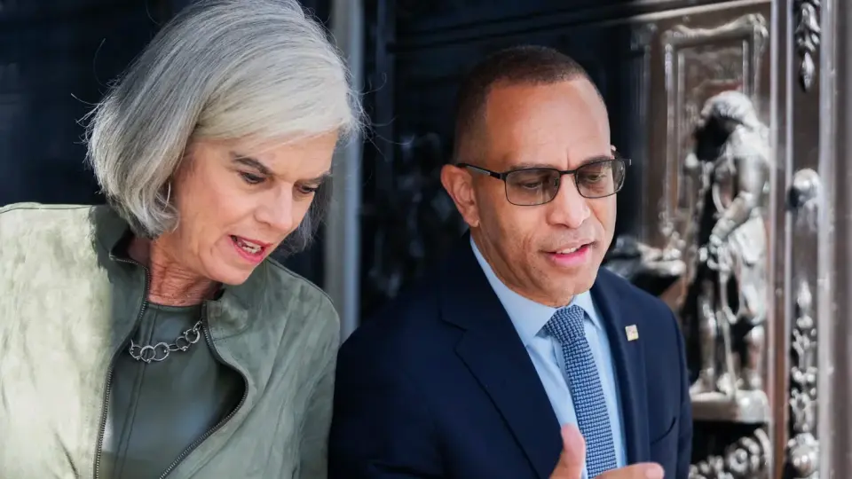 Democratic Rift widens as centrists side with GOP on key votes