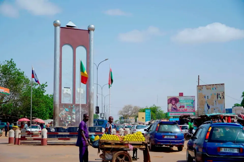 Niger junta faces internal crisis as mutineers seize airport and presidency