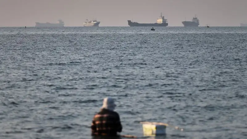 Trump’s Hormuz Open Claim Meets Cautious Seas as Ships Stay Put