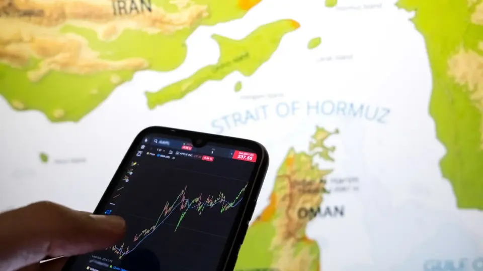 Bond Yields Ease on Peace Hopes Amid Iran Tensions