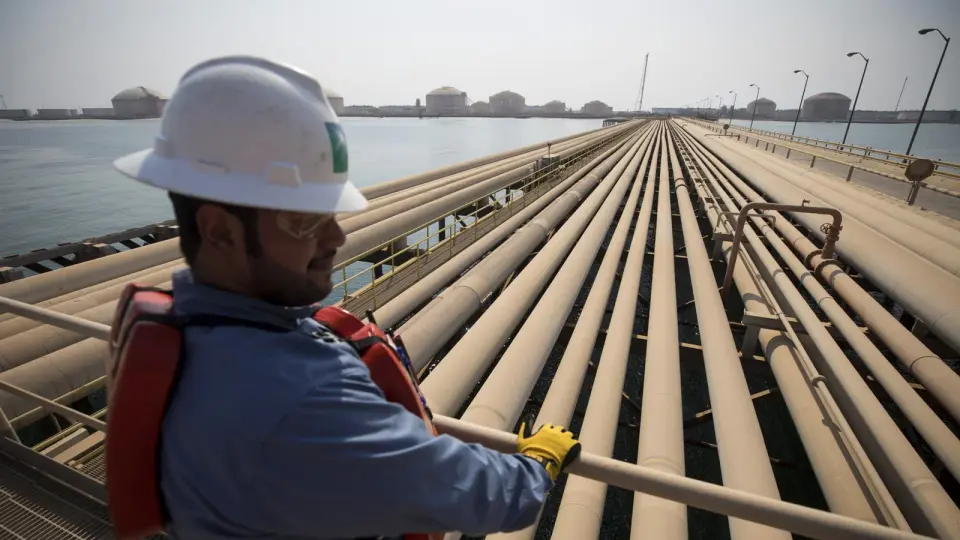 Oil Rebounds to Six-Week Highs as Hormuz Strikes Escalate