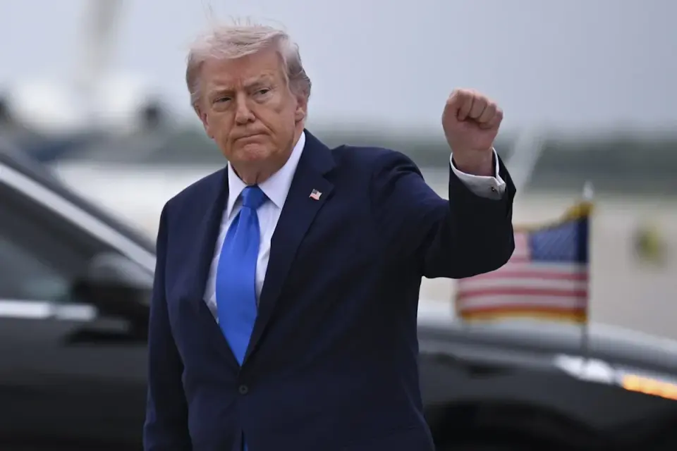 Trump Memecoin Loses Billions for Retail Investors as President Reports Mega Earnings