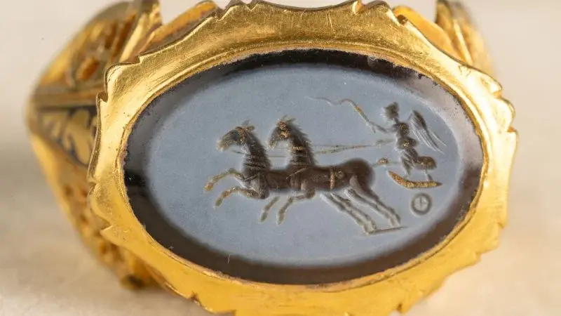Amateur detectorist uncovers remarkable Roman gold ring in Somerset
