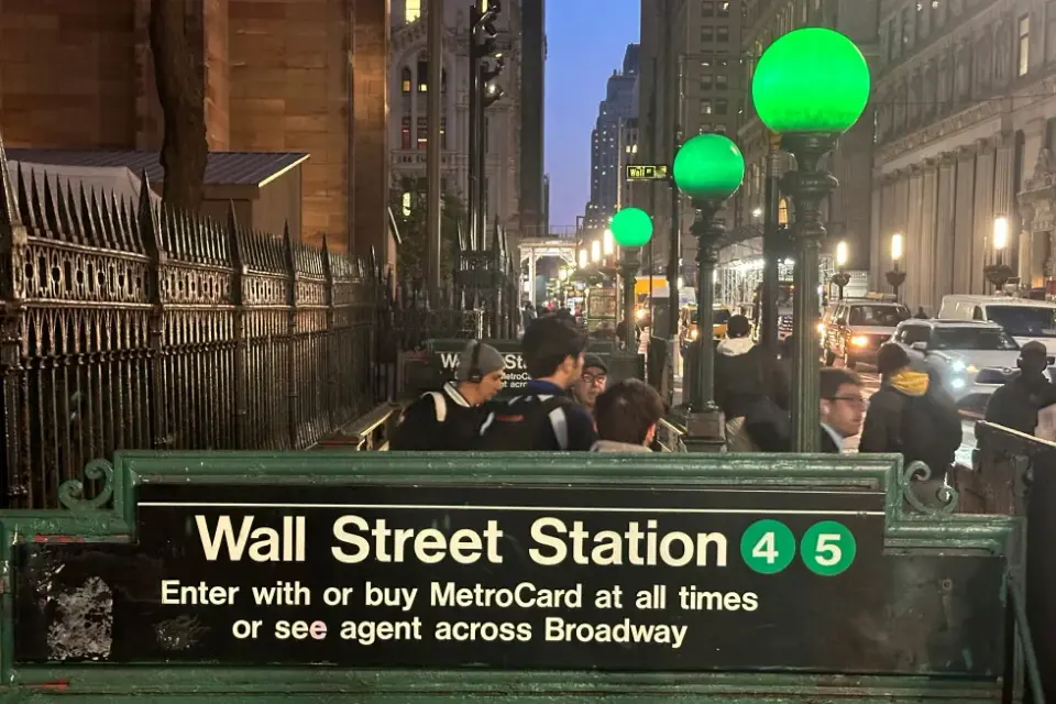 US Futures Mixed as Brent Oil Holds Above $105 Amid Inflation Fears