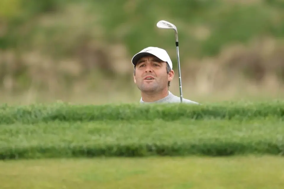Seven-Way Lead Emerges as Scheffler Contends in Turbulent PGA Championship Round 1