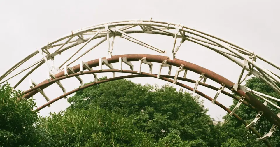 Phone video exposes cracked Fury 325 column, prompting weeks-long safety shutdown