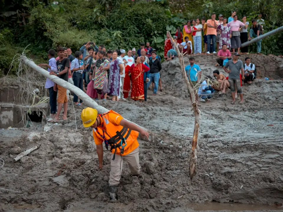 Nepal-Tibet Flood Toll Surpasses 800 as Rescue Teams Race to Free Trapped Workers