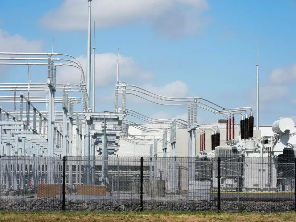 Heatwaves push US grid as AI data centers surge in energy and water use