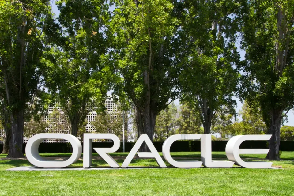 Oracle's 54% Plunge Sparks Analyst Divide Over AI Infrastructure Debt