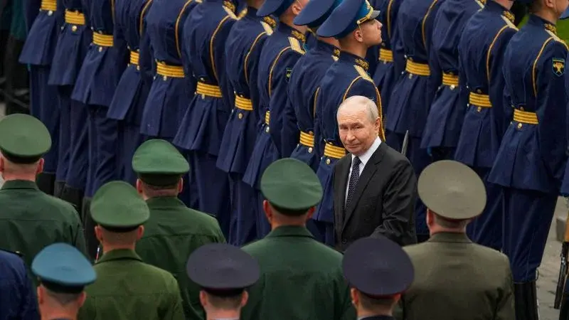 Zelensky Warns of Massive Russian Mobilization as Macron Announces Missile Aid