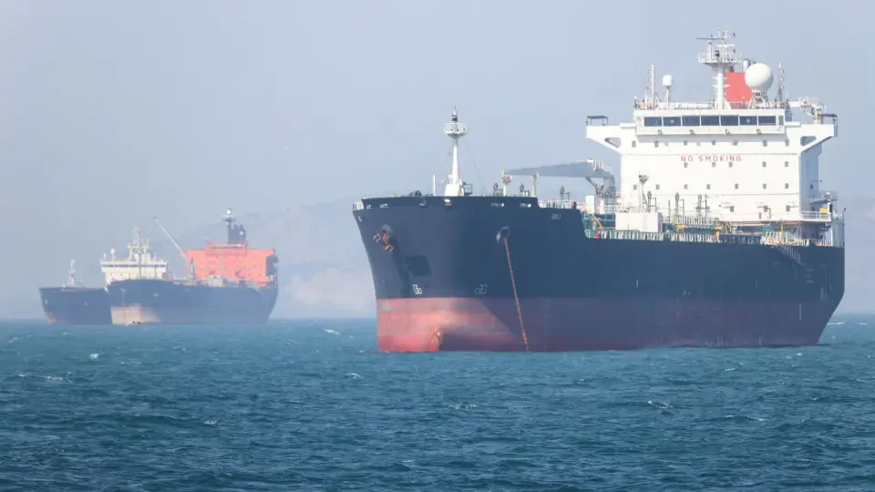 Trump Halts Ship-Protection Push as Iran Deal Talks Gain Momentum