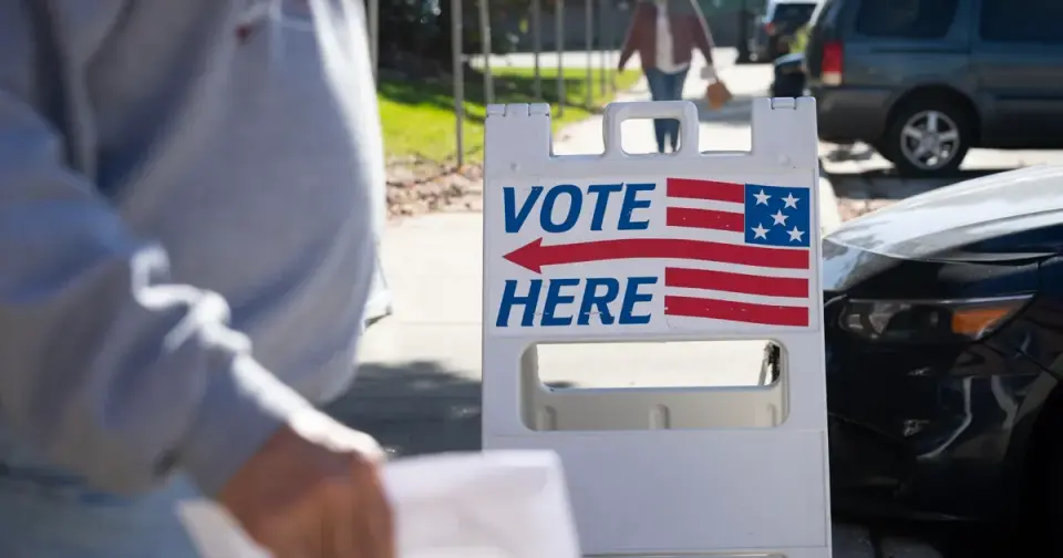 2026 Midterms: Democrats Hold House Lead Amid Voter Cynicism and Turnout Risks