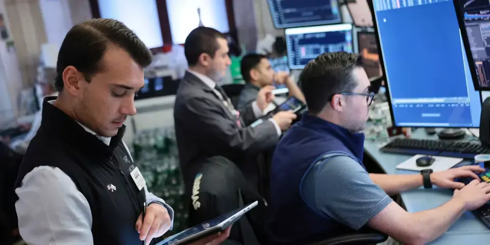 Futures Slip as Warsh’s Hawkish Tone and Tech Earnings Weigh on Markets