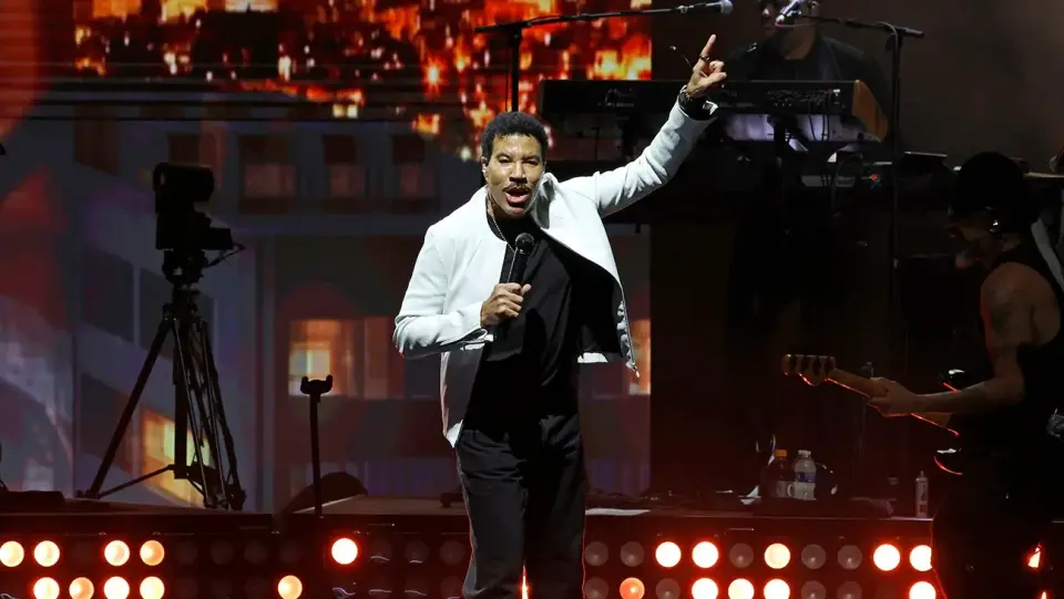 Lionel Richie Halts Minnesota Show After Dizzy Spell