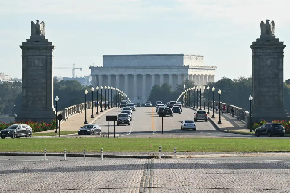 D.C. Weighs Lawsuit as Veterans Groups Split Over Trump Arch Hearing