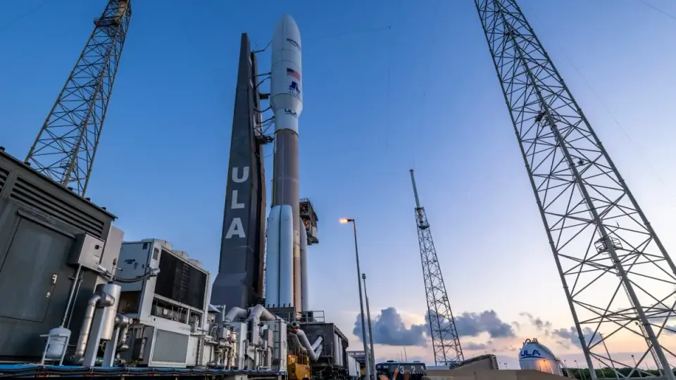 Atlas V lights up Philadelphia night as it deploys 29 Amazon Leo satellites