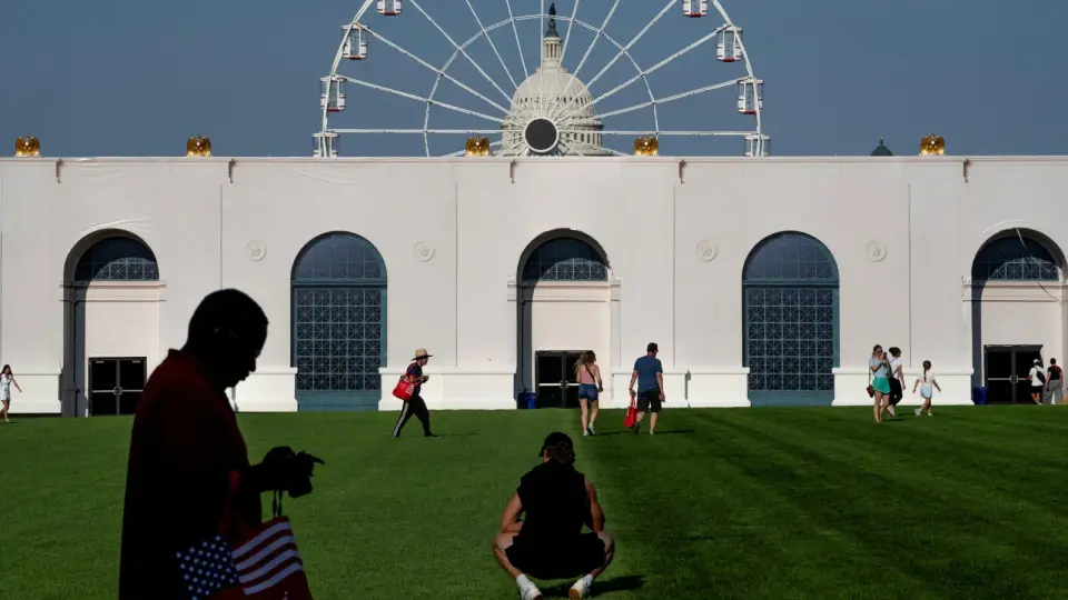 Power outages and empty booths greet national birthday fair's opening