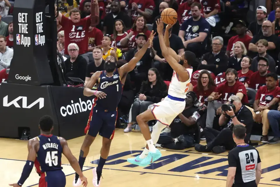Towns fuels Knicks' rout as Harden misfires in Game 4